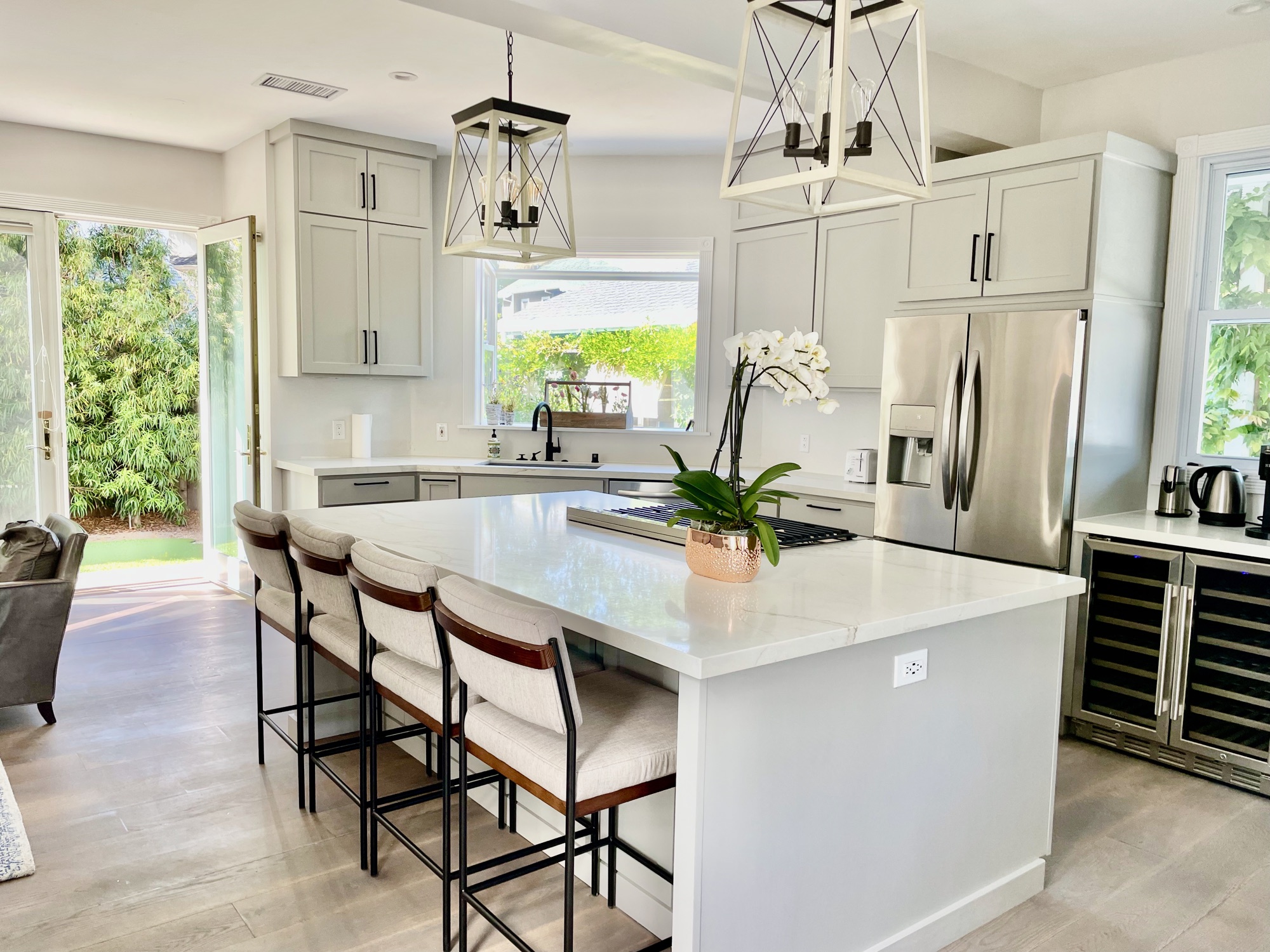 Marble waterfall island, lantern pendants