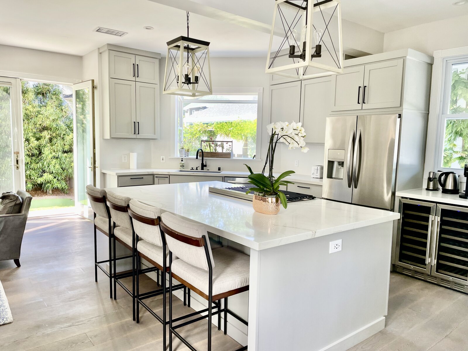 Marble waterfall island, lantern pendants